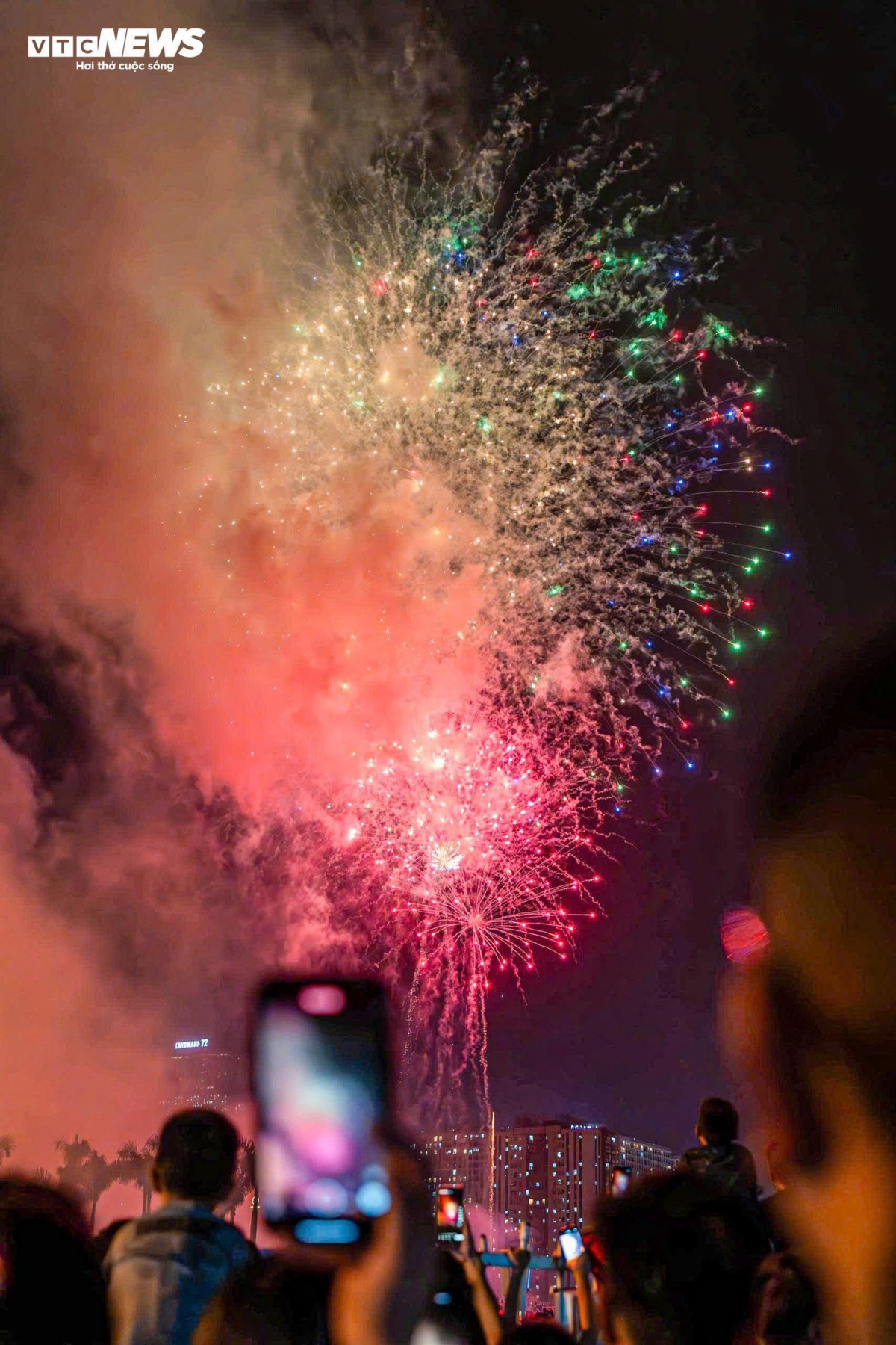 At the same time, at My Dinh National Stadium, the fireworks are launched simultaneously at 9:00 PM and last for 15 minutes.