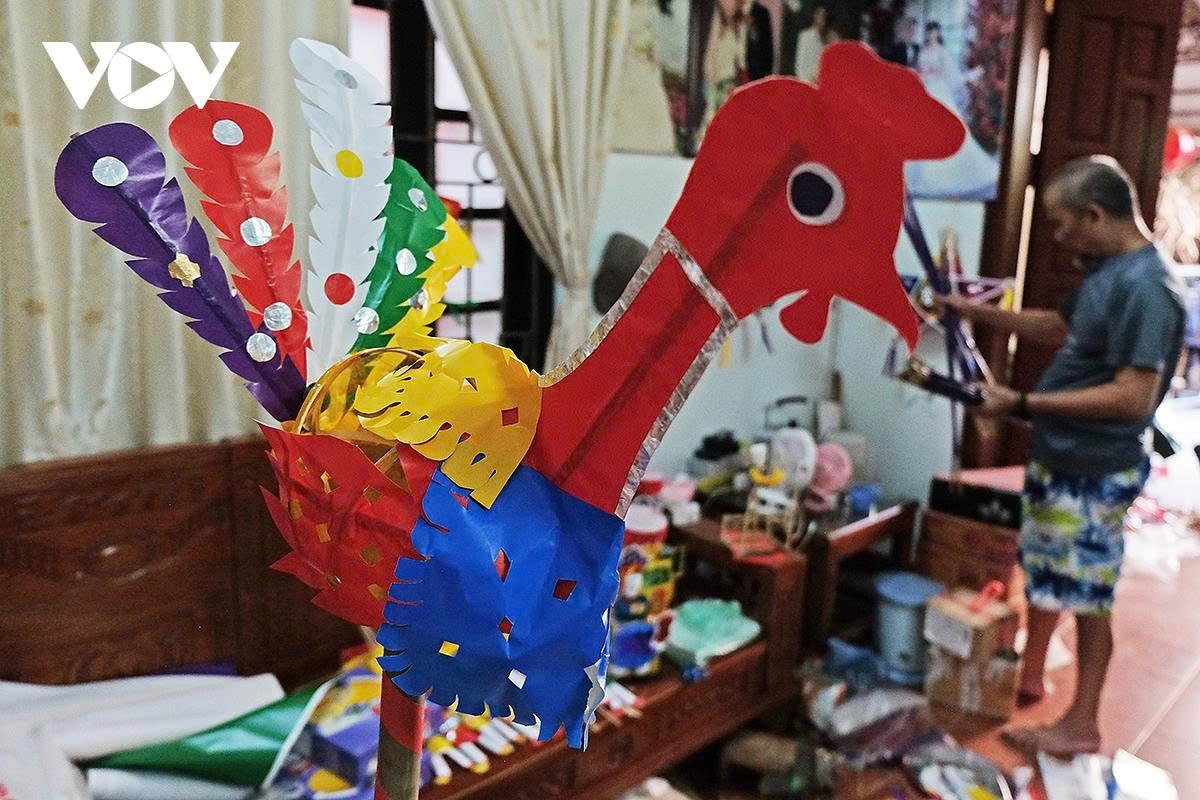 Yet, as high-tech toys gain dominance, local villagers’ traditional craft, like many others in Hanoi, has died out. Today, artisan Nguyen Thi Tuyen’s family remains the only household still producing handmade Mid-Autumn Festival toys in the village.