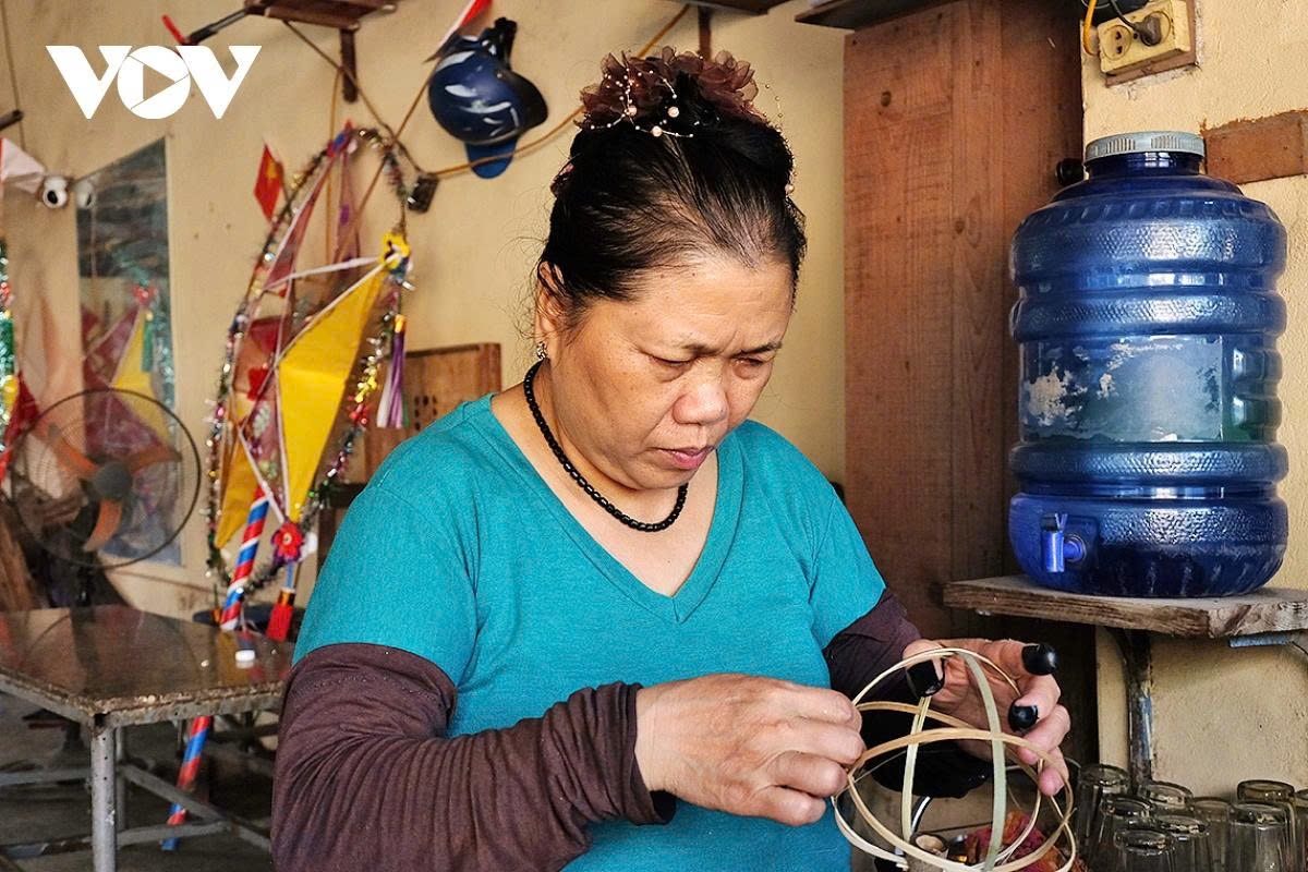 Each year, beginning around late June or early July, the family starts preparing toy frames for children’s festive season.