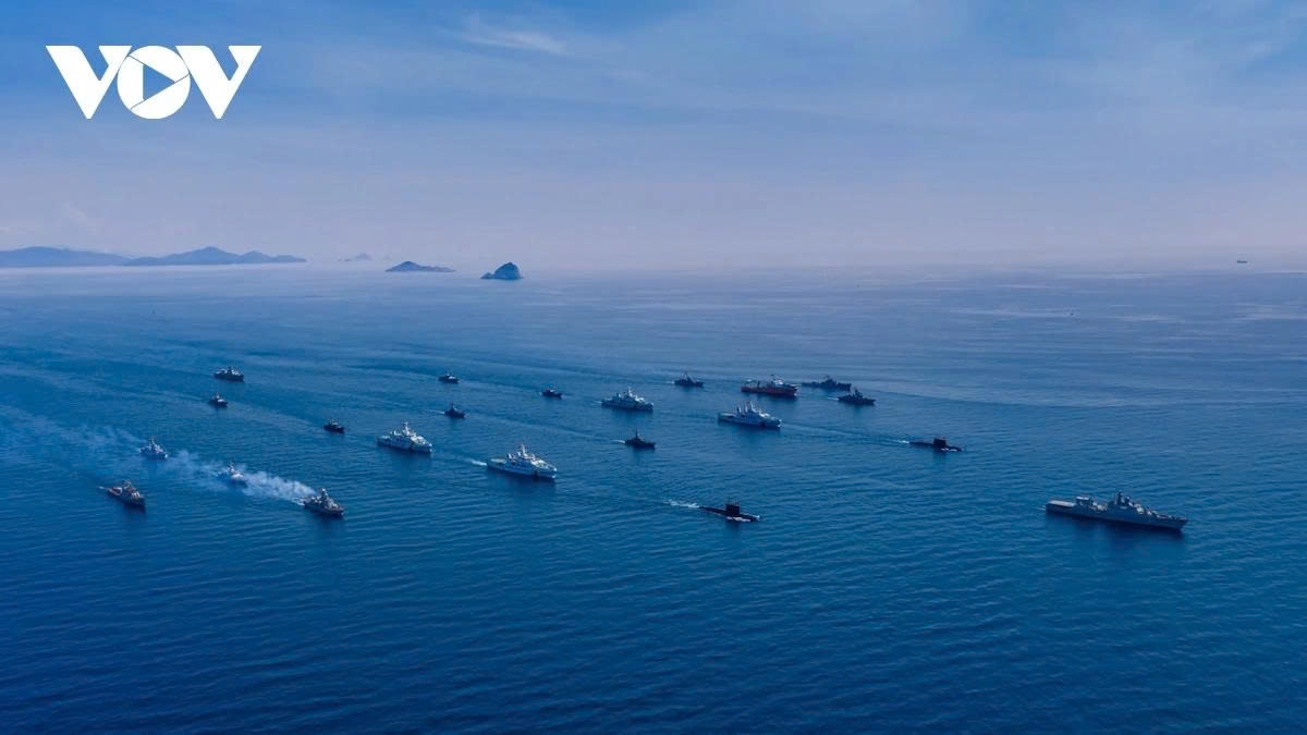 During the naval parade, the highlight is the missile frigate, a versatile warship equipped with modern anti-ship and air-defense missile systems, capable of conducting offshore combat operations.