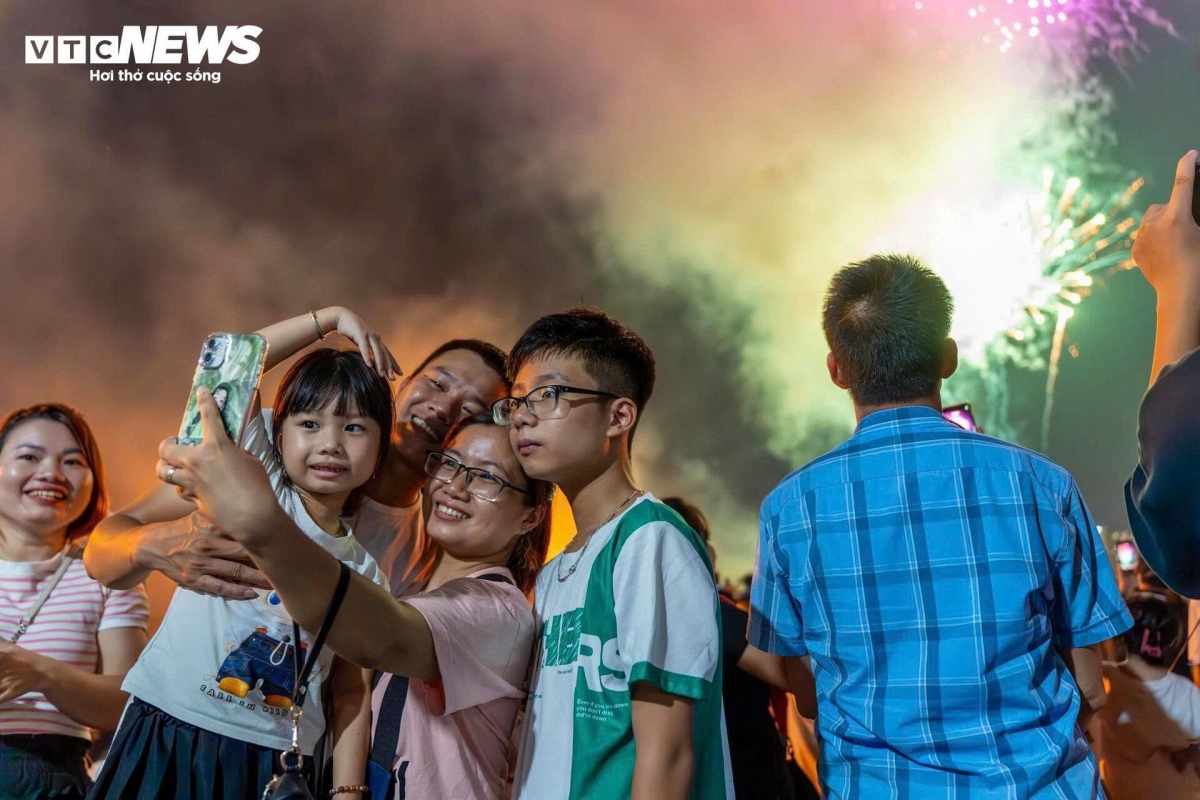“It’s been a long time since I last witnessed such a spectacular fireworks display. I feel truly proud as my whole family gathers under the brightly lit sky, reminiscing about the country’s National Day,” shares Linh, a resident from Ha Dong Ward.