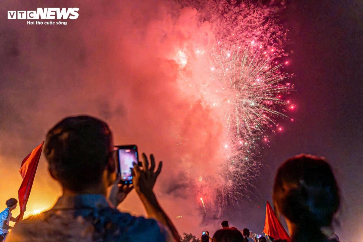 “I feel as if the entire city is beating as one. Eighty years have passed, and the present-day generation is even more grateful to those who sacrificed so that we can enjoy these peaceful moments,” says a resident of the capital.