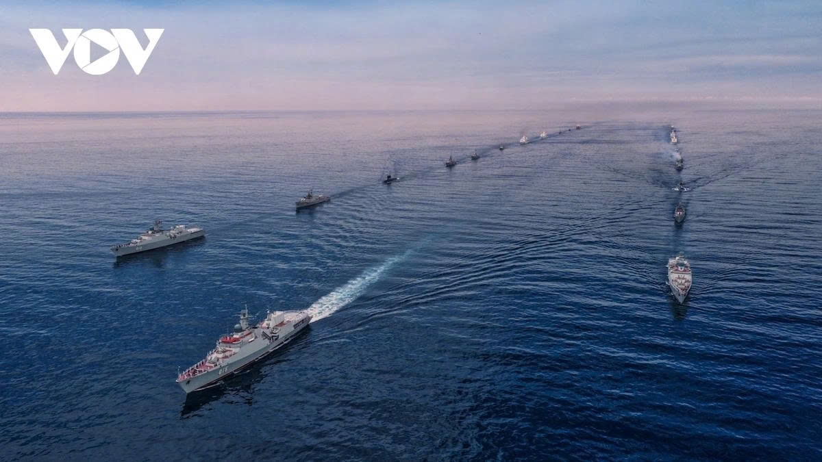 Various modern vessels of the Vietnam People’s Navy have bên mobilised to take part in this parade.