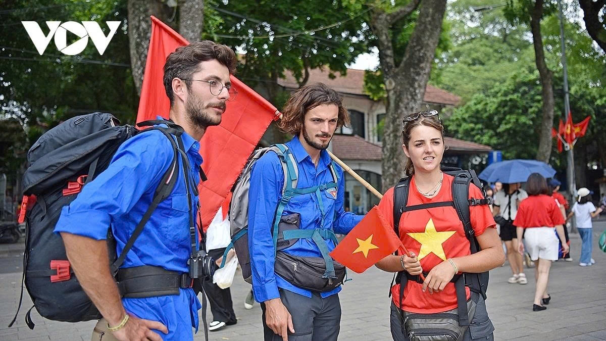 A group of tourists from London, English, are amazed by the jubilant atmosphere of Vietnam's National Day