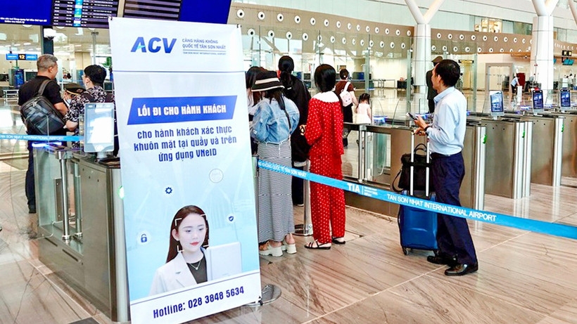 Passengers use a facial recognition check-in system at Terminal 3 of Tan Son Nhat International Airport in Ho Chi Minh City on September 16. (Photo: tuoitre.vn)