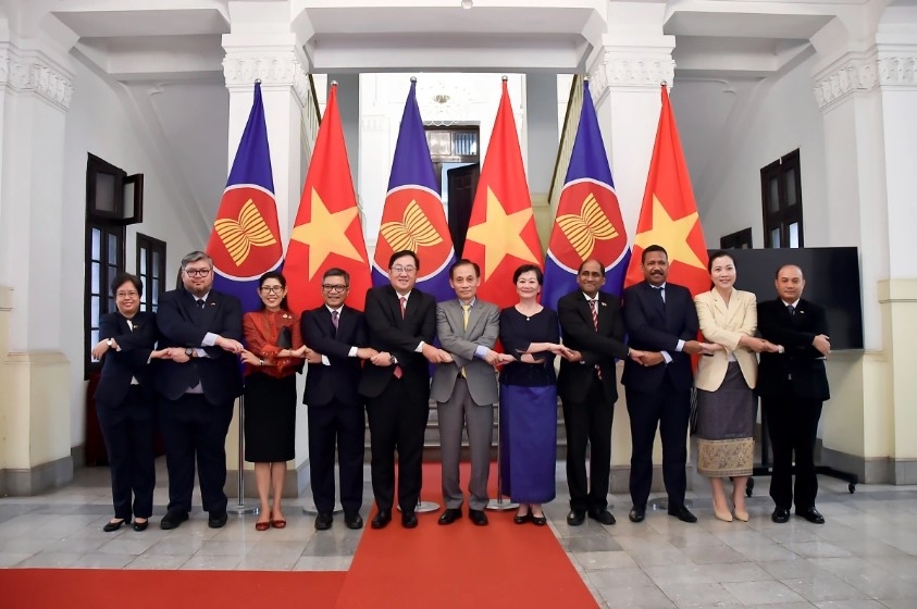 Ambassadors and chargés d’affaires of Southeast Asian countries in Hanoi extend congratulations to Party Central Committee Secretary and Acting Foreign Minister Le Hoai Trung