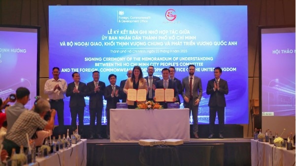 At the signing ceremony of the MoU between the Ho Chi Minh City People’s Committee and the UK Foreign, Commonwealth and Development Office (Photo: congly.vn)​​​​​
 