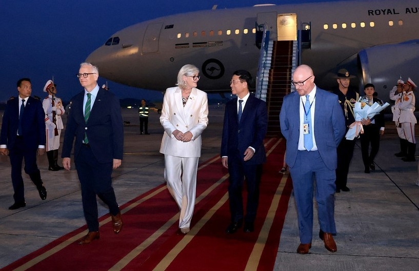 Governor-General of Australia Sam Mostyn and her spouse arrive in Hanoi for a four-day state visit to Vietnam (Photo:VNA)