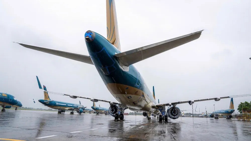 Bad weather disrupts flights at Noi Bai International Airport, forcing them to divert to other airport. (Photo: plo.vn)