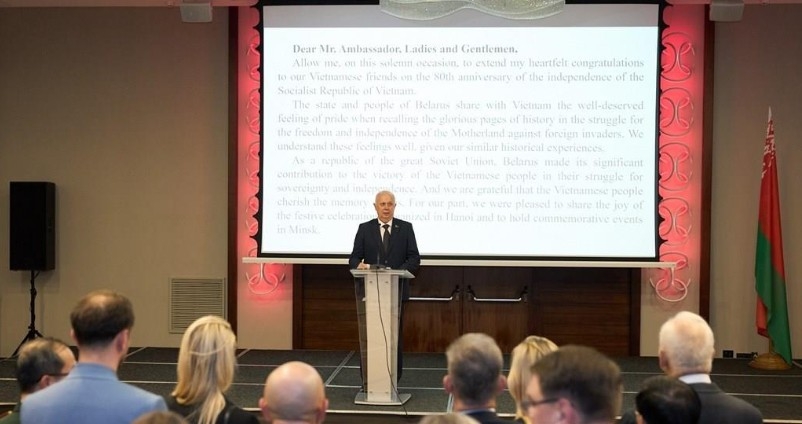 Belarusian Deputy Prime Minister Anatoly Aleksandrovich Sivak delivers remarks at the celebration (Photo courtesy of the Vietnamese Embassy in Belarus)