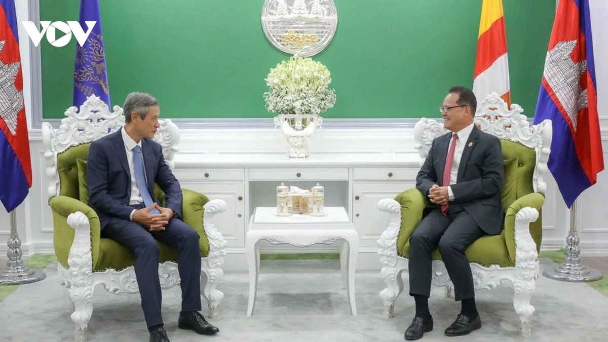 Dr. Eang Sophallet, Minister of Environment of Cambodia (R) and Vietnamese Ambassador to Cambodia Nguyen Minh Vu during their meeting in Phnom Penh on September 16