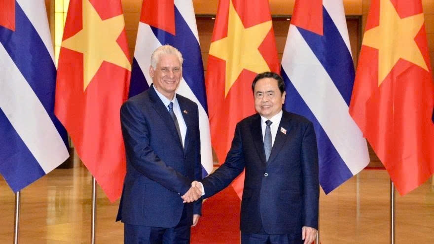 Chairman of the National Assembly of Vietnam Tran Thanh Man (R) meets with First Secretary and President of Cuba Miguel Diaz-Canel Bermudez, in Hanoi on September 2