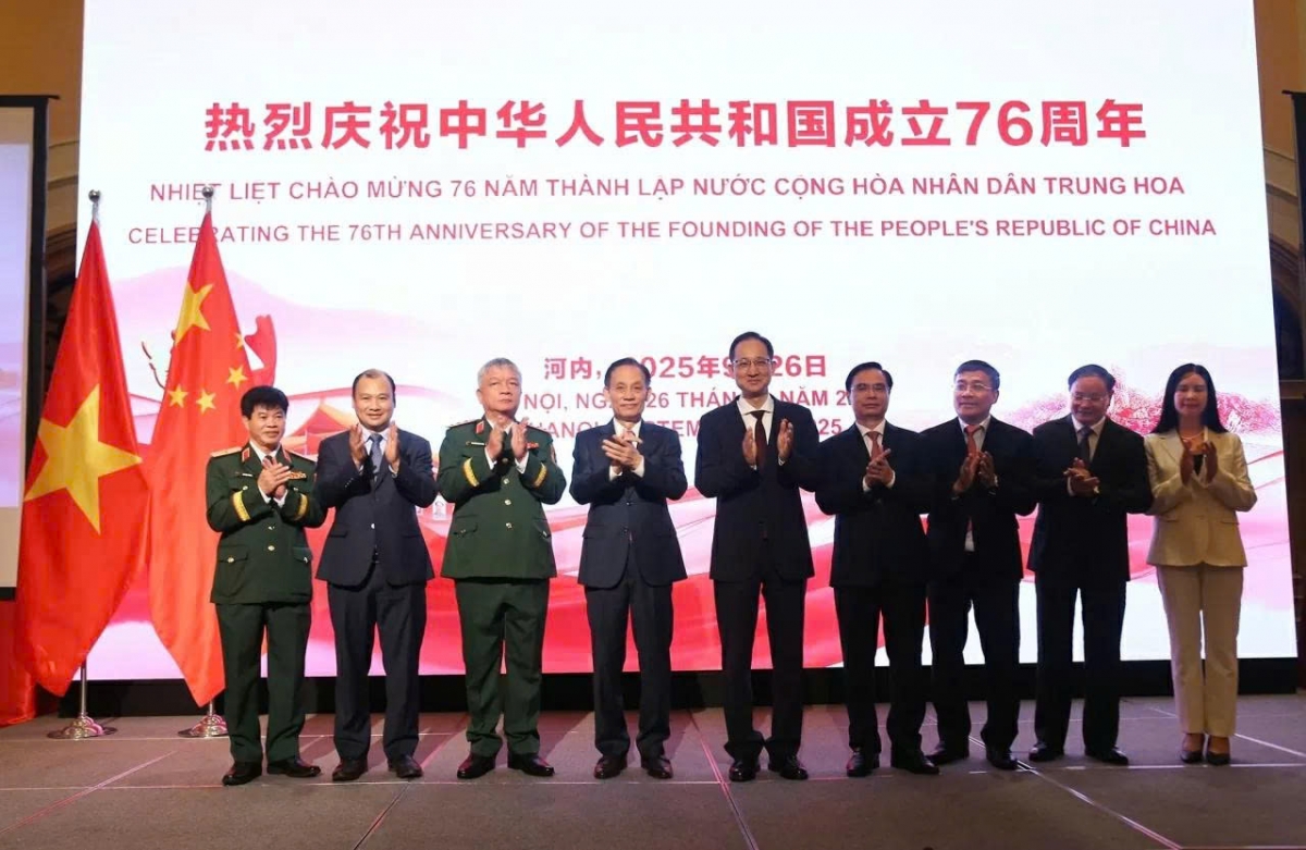 Delegates pose for a group photo at the function. (Photo: MOFA)