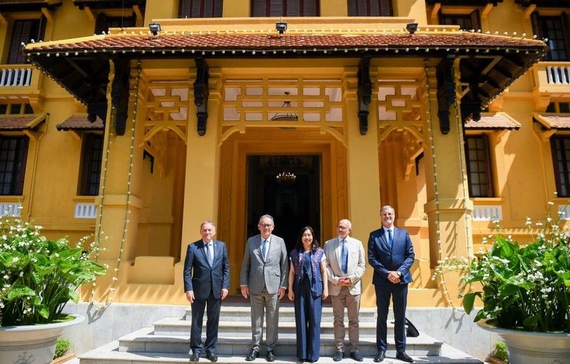 Deputy Foreign Minister Le Thi Thu Hang and the delegation of the France – Vietnam Parliamentary Friendship Group in the French Senate (Photo: Ministry of Foreign Affairs of Vietnam)