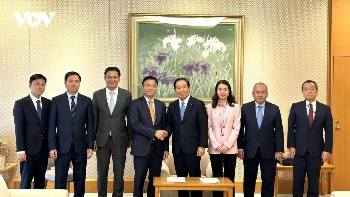 Vietnamese Deputy Prime Minister Le Thanh Long (fourth from left) shakes hands with Japanese House of Representatives Speaker Fukushiro Nukaga during their meeting in Tokyo on September 10