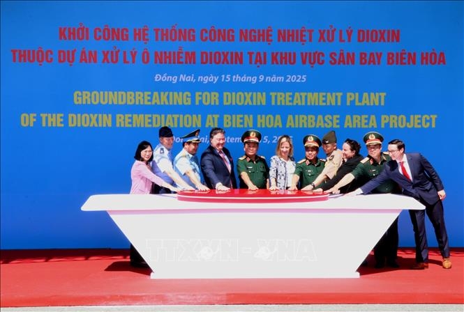 Delegates break ground on the thermal dioxin treatment plant at Bien Hoa Airport (Photo:VNA)