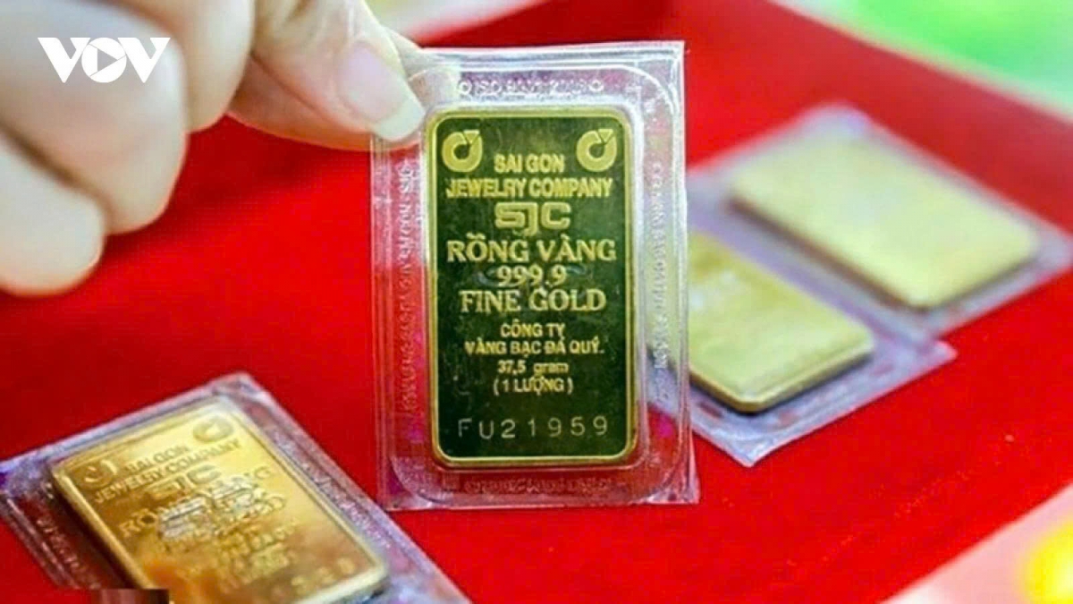 The domestic gold market has surged to unprecedented heights over the past week, with SJC gold bars exceeding VND135 million per tael – far above global equivalents