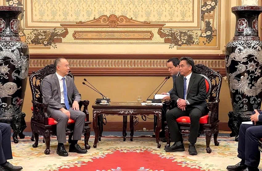Nguyen Loc Ha (R), Vice Chairman of the Ho Chi Minh City People’s Committee, and Li Qiang, Vice Mayor of Shenyang City, during their meeting in Ho Chi Minh City on September 3. (Photo: plo.vn)