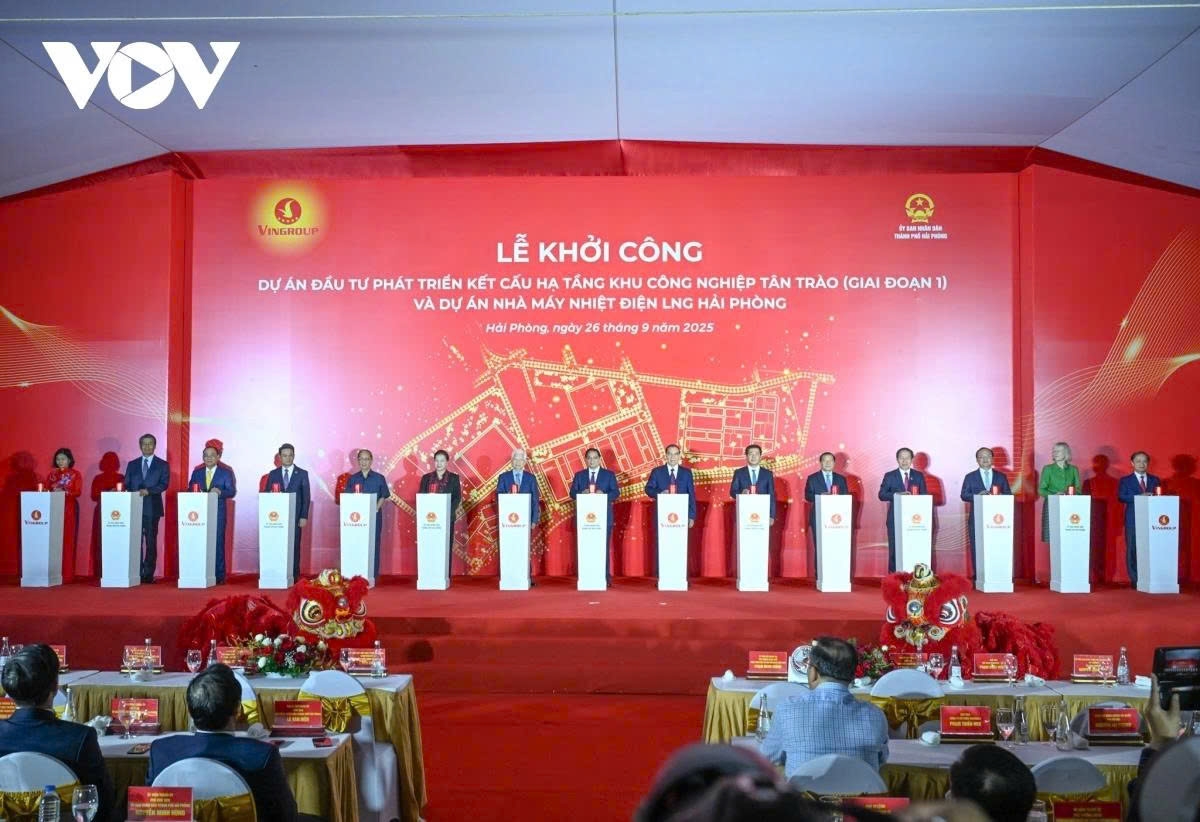 Prime Minister Pham Minh Chinh joins other Party and State leaders at the ground-breaking ceremony in Hai Phong on September 26