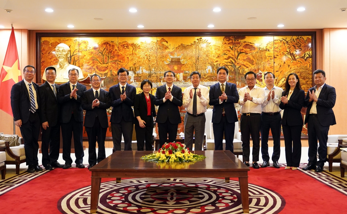 Vice Chairman Duong Duc Tuan of the Hanoi People’s Committee, Vice Mayor Lai Zhihong of the Guangzhou Municipal People’s Government, and other officials of the two cities pose for a group photo at a meeting on September 24. (Photo: hanoimoi.vn)