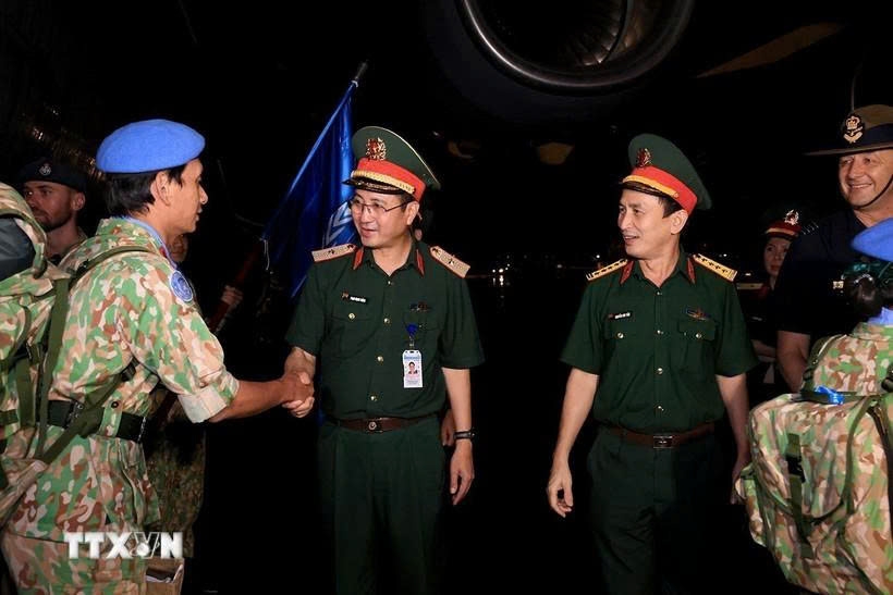 Major General Pham Manh Thang, Director General of the Vietnam Department of Peacekeeping Operations, welcomes members of Level-2 Field Hospital Rotation 6 upon their return to Hanoi. (Photo: VNA)