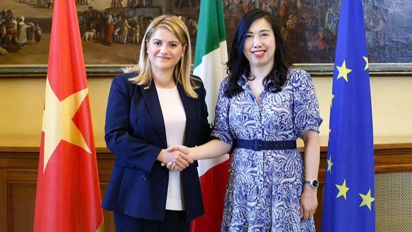 Vietnamese Deputy Foreign Minister Le Thi Thu Hang (R) and Undersecretary of State for Foreign Affairs and International Cooperation Maria Tripodi, during their meeting in Rome on September 11. (Photo: MOFA)