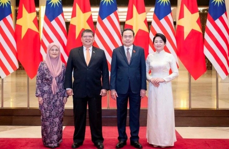 NA Chairman Tran Thanh Man and his spouse pose with Malaysian House Speaker Tan Sri Dato' Johari Bin Abdul and his spouse during the Speaker’s official visit to Vietnam on October 23, 2024 (Image source: Quochoi.vn)
