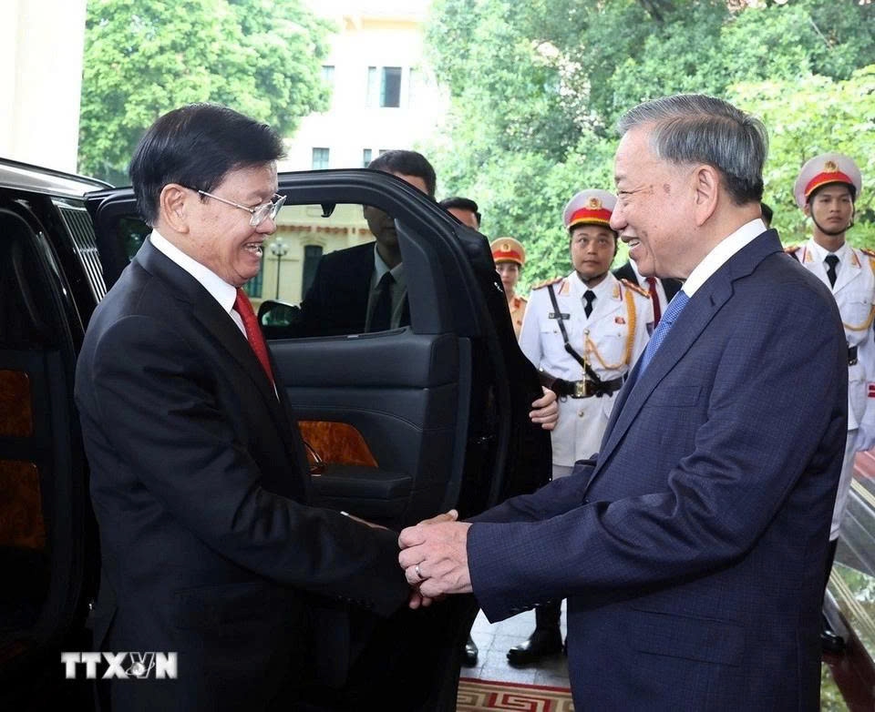 Party General Secretary To Lam (R) meets with Lao General Secretary and President Thongloun Sisoulith in Hanoi on September 2. (Photo: VNA)