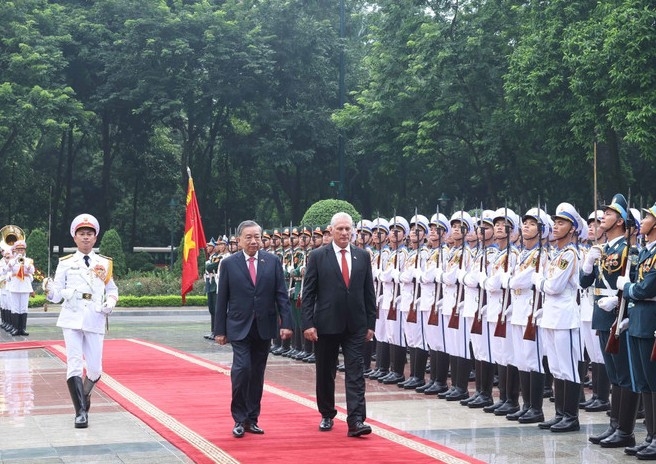 Party General Secretary To Lam and First Secretary of the Communist Party of Cuba Central Committee and President of Cuba Miguel Díaz-Canel Bermúdez review the guard of honour.
(Photo: VNA)