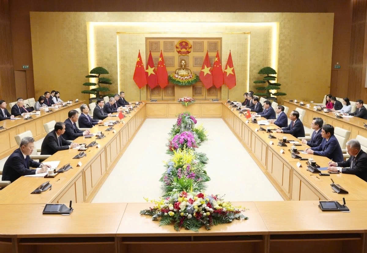 Vietnamese Prime Minister Pham Minh Chinh and Chairman of the Standing Committee of the National People’s Congress of China, Zhao Leji, discuss measures to strengthen comprehensive cooperation between the two countries, during their meeting in Hanoi on September 2
