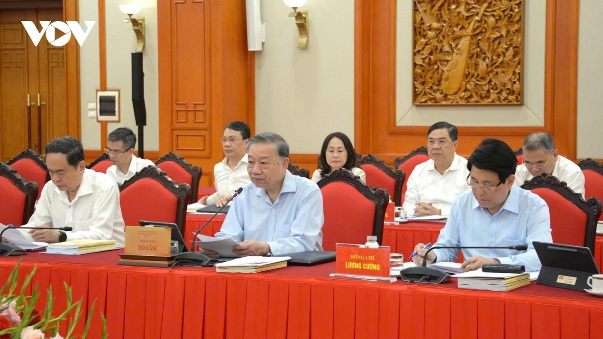 Politburo members discuss the Government's Party Committee preparations for its first Party congress in Hanoi on September 10