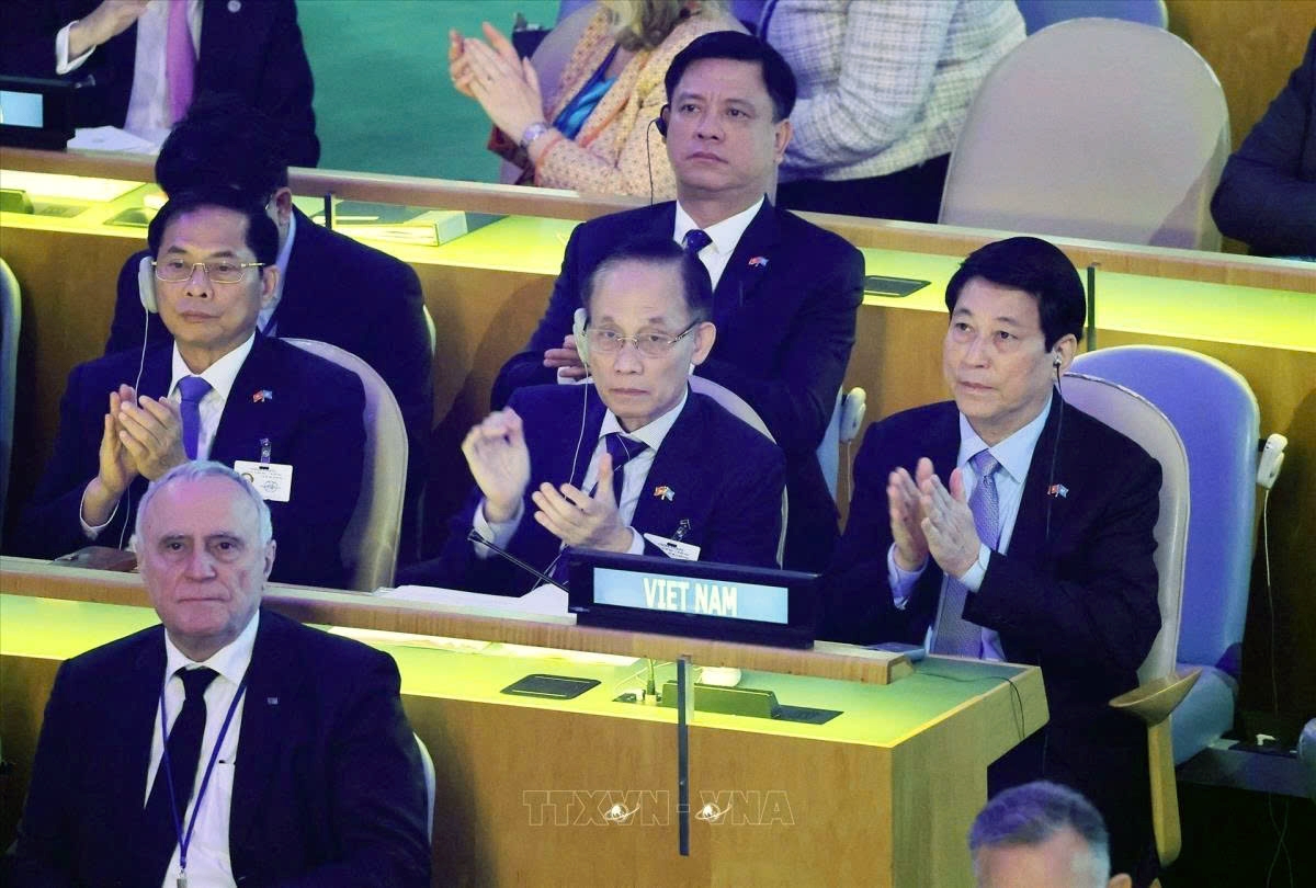 Vietnamese President Luong Cuong (first from right) and other Vietnamese officials at the commemorative ceremony. (Photo: VNA)