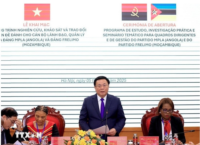 Professor, Dr. Nguyen Xuan Thang, Politburo member, Director of the Ho Chi Minh National Academy of Politics, and Chairman of the Central Theoretical Council, speaks at the event.