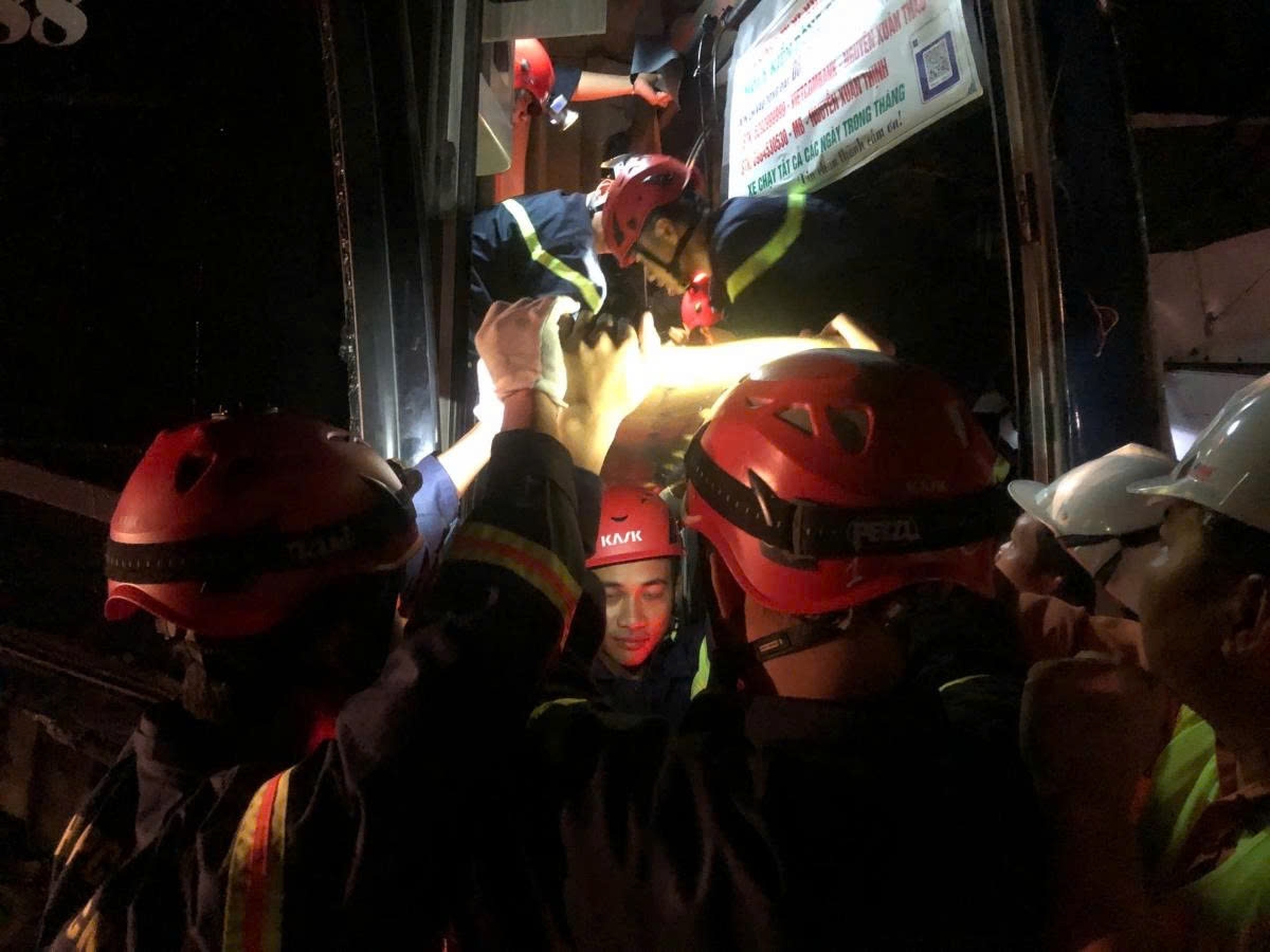 Rescue workers manage to rescue passengers trapped inside the bus in the pile-up