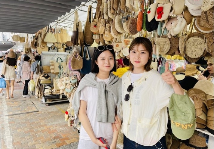 RoK tourists enjoy taking photos at Han Market in Da Nang (Photo: Collected)