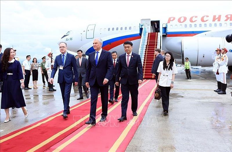 Vu Hong Thanh (first from right), Vice Chairman of the National Assembly of Vietnam, welcomes State Duma Chairman Vyacheslav Volodin at Noi bai International AIrport on September 28. (Photo: VNA)