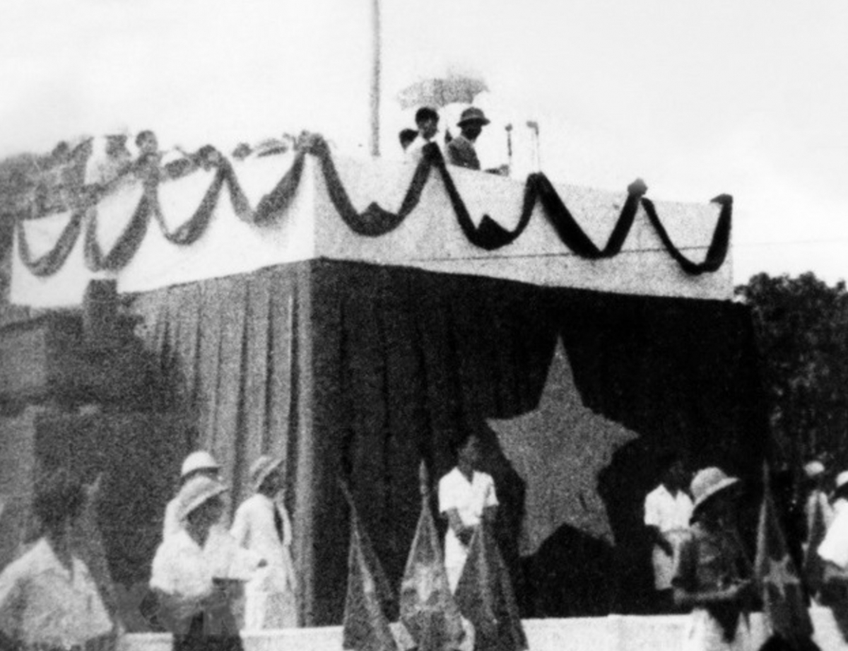 President Ho Chi Minh reads the Declaration of Independence on September 2, 1945 at Ba Dinh Square. (File photo: VNA)
