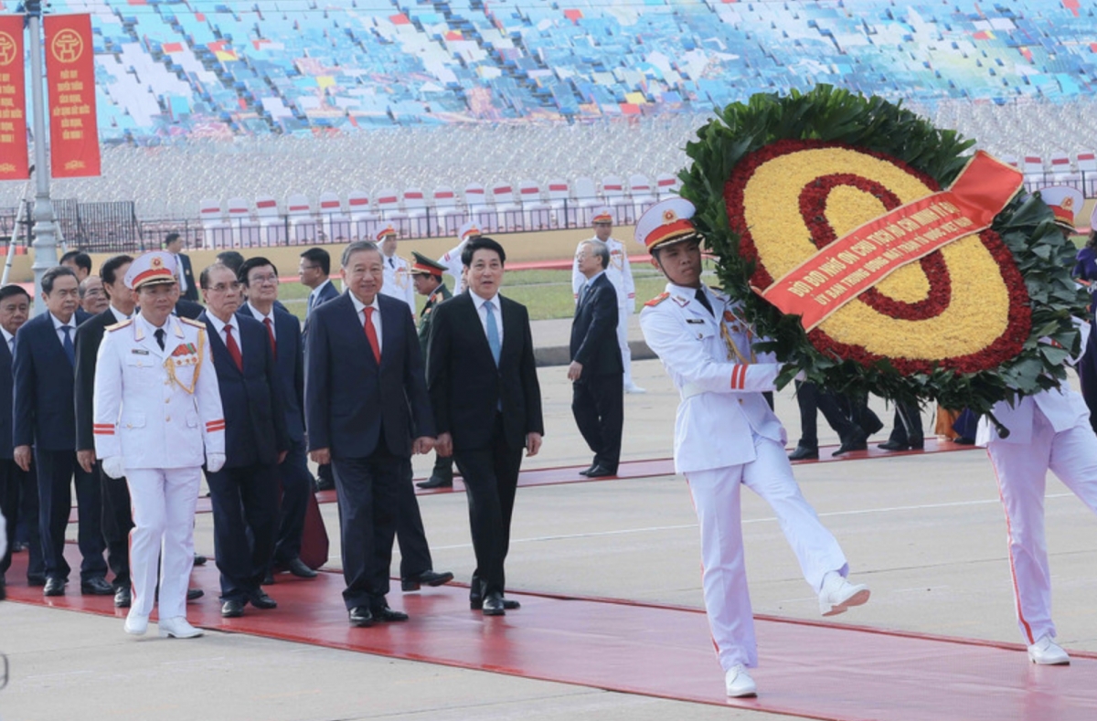 Party and State leaders lays a wreath and pay tribute to President Ho Chi Minh at his mausoleum in Hanoi on September 1, 2025. (Photo: VNA)