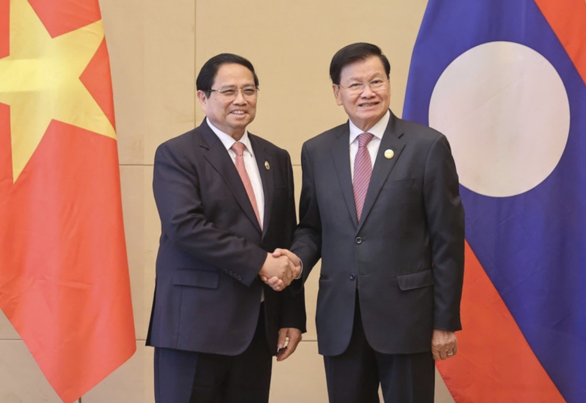 Prime Minister Pham Minh Chinh (L) meets with General Secretary of the Lao People’s Revolutionary Party (LPRP) and President of Laos Thongloun Sisoulith in Tianjin, China on September 1 (Photo: VNA)