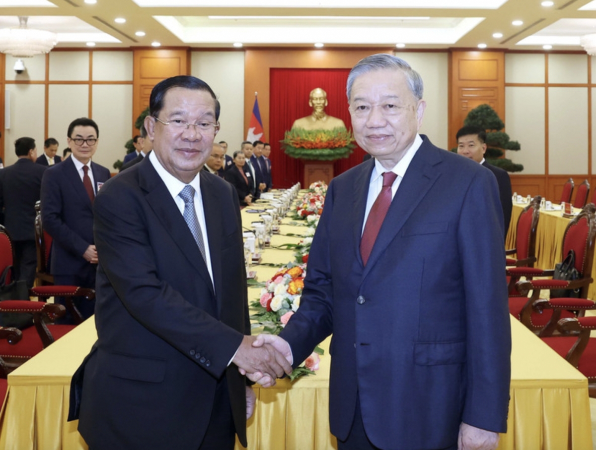 Party General Secretary To Lam (R) meets President of the Cambodian People’s Party Hun Sen. (Photo: VNA)