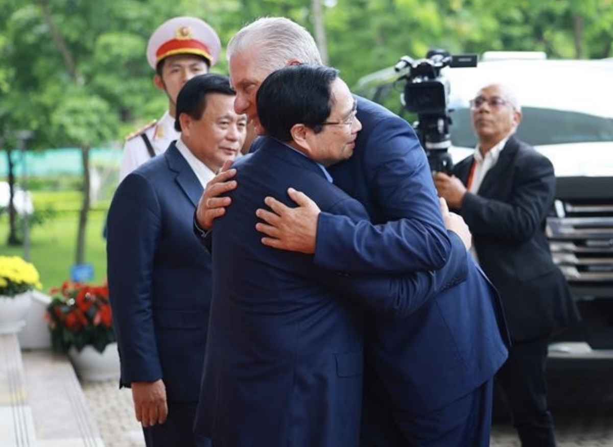 Prime Minister Pham Minh Chinh (L) welcomes First Secretary of the Communist Party of Cuba (CPC) Central Committee and President of Cuba Miguel Díaz-Canel Bermúdez. (Photo: VNA)