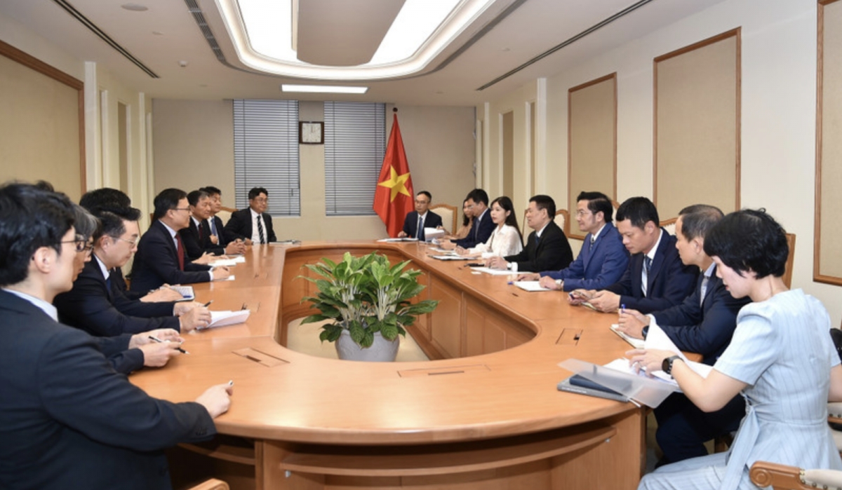 Deputy Prime Minister Ho Duc Phoc on September 9 holds a working session with Ambassador of the Republic of Korea (RoK) to Vietnam Choi Young Sam and representatives of Korean businesses. (Photo: VNA)