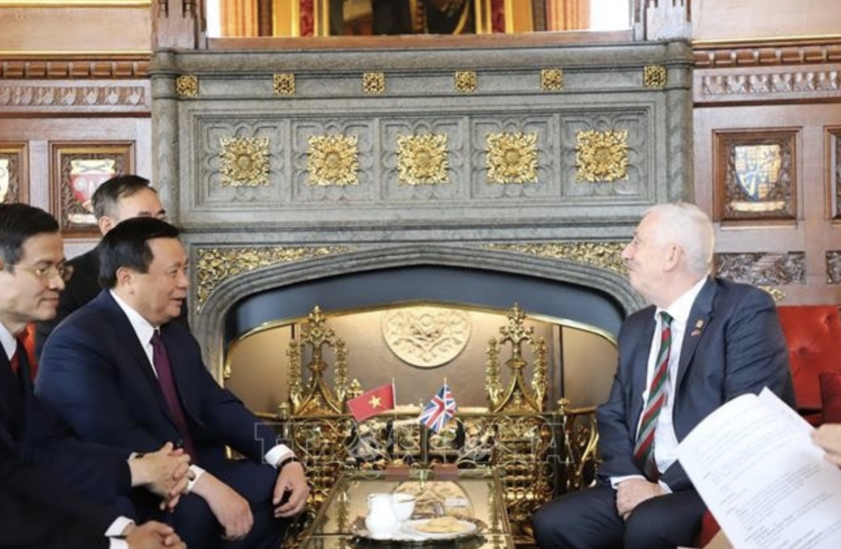 Nguyen Xuan Thang (L), Politburo member, President of the Ho Chi Minh National Academy of Politics (HCMA) and Chairman of the Central Theory Council, meets with Speaker of the House of Commons Lindsay Hoyle (Photo: VNA)