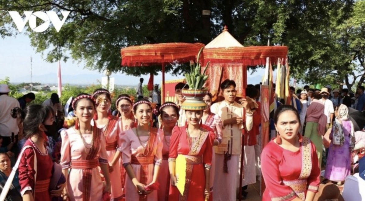 Po Klong Garai's  clothes procession at the Kate Festival (photo: Doan Si/VOV)