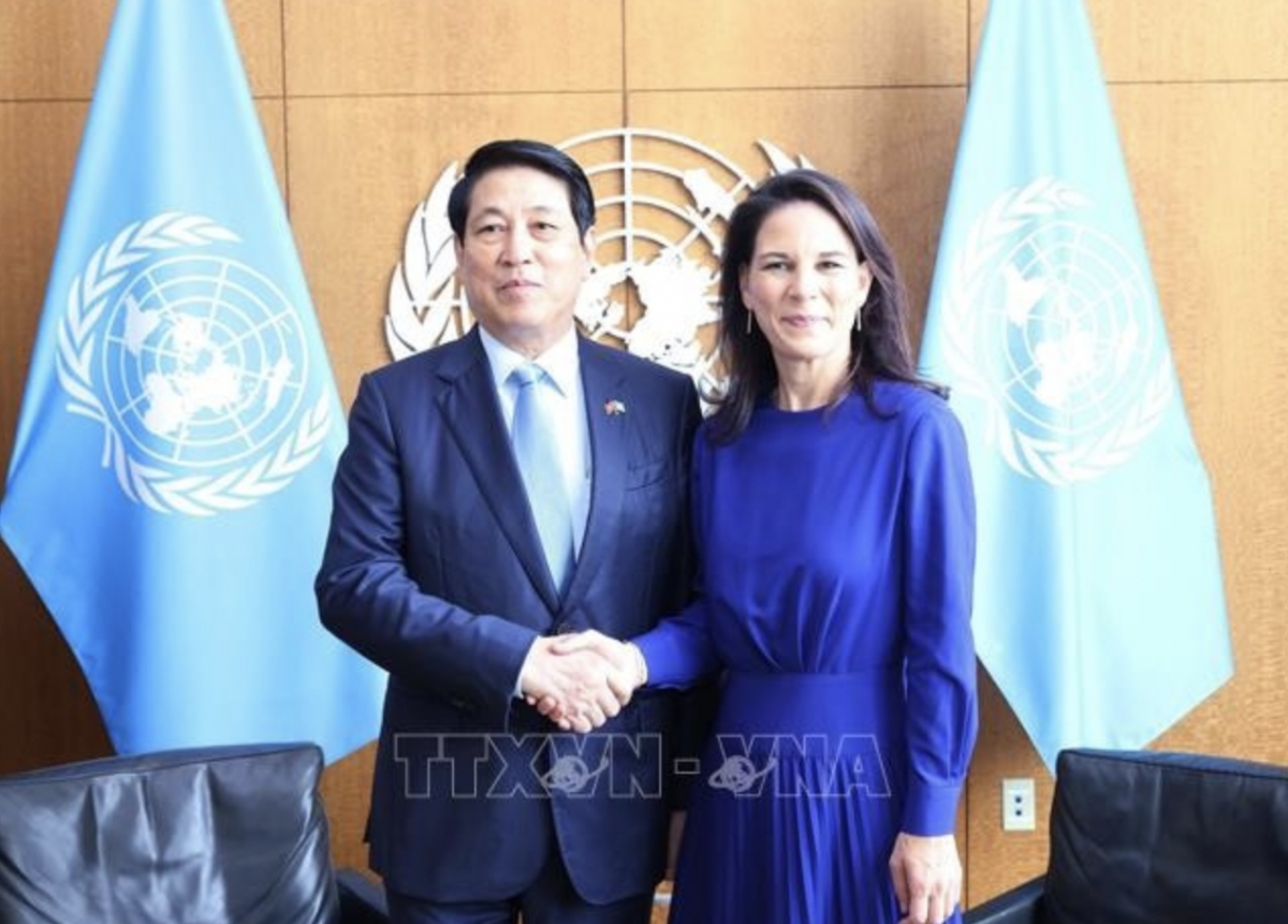 President of the 80th Session of the United Nations General Assembly Annalena Baerbock (R) and Vietnamese President Luong Cuong at the meeting in New York on September 24 (Photo: VNA)