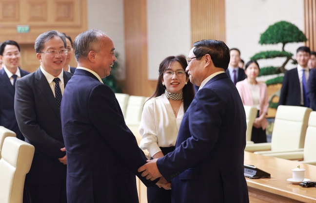 Prime Minister Pham Minh Chinh (R) receives Lin Wu, Secretary of the Communist Party of China (CPC) Shandong Provincial Committee and Chairman of the Standing Committee of the Provincial People's Congress in Hanoi on September 25. (Photo: VNA)