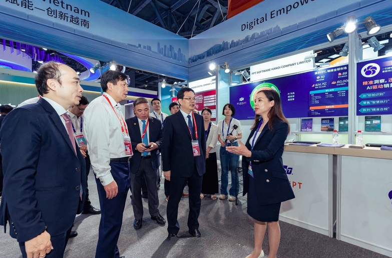 Large numbers of visitors explore the Vietnamese pavilion on opening day (Photo: congthuong.vn)