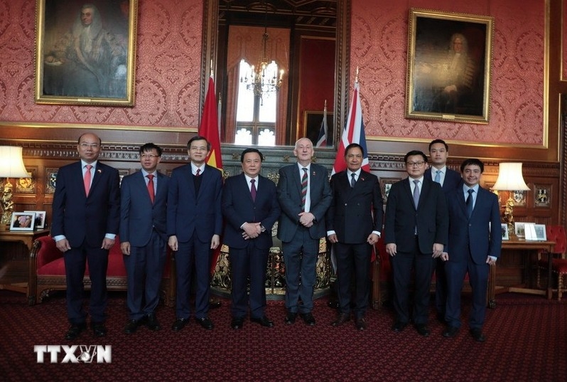 The delegation from the Ho Chi Minh National Academy of Politics pose for a group photo with Speaker of the UK House of Commons Lindsay Hoyle. (Photo: VNA))