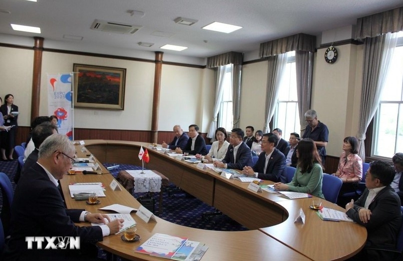 The meeting between Deputy Prime Minister Le Thanh Long and Governor of Osaka prefecture Yoshimura Hirofumi on September 8 (Photo: VNA)