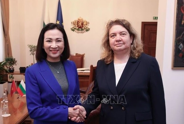 Vietnamese Ambassador Nguyen Thi Minh Nguyet (L) and Bulgarian National Assembly Chair Nataliya Kiselova at their recent meeting (Photo: VNA)